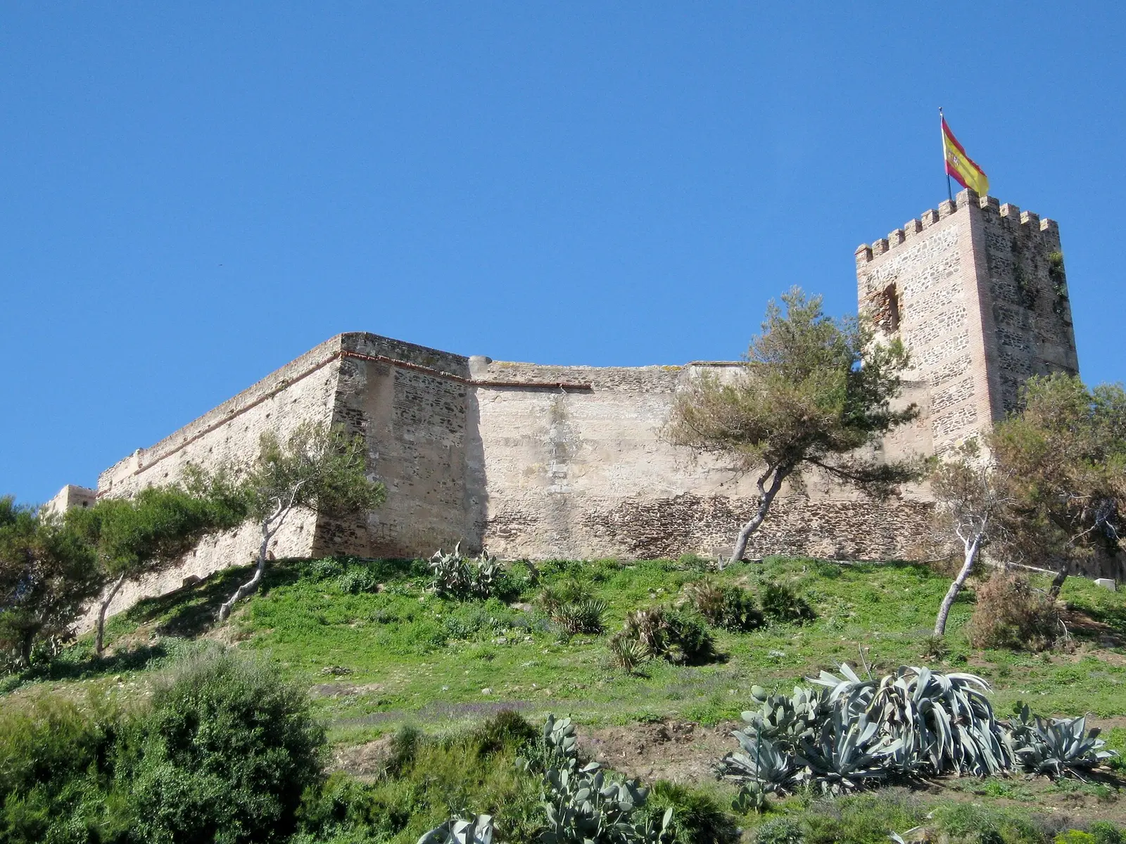 Borgen Castillo de Sohail i Fuengirola på en grønn høyde